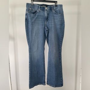Lee Regular Fit Bootcut Mid Rise Short Jeans